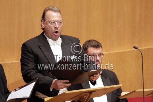 Der Kölner Männer-Gesang-Verein gastiert in Begleitung der Bergische Symphoniker unter der Leitung des österreichischen Dirigenten Bernhard Steiner mit ihrem Programm 
