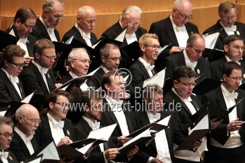 Der Kölner Männer-Gesang-Verein gastiert in Begleitung der Bergische Symphoniker unter der Leitung des österreichischen Dirigenten Bernhard Steiner mit ihrem Programm 
