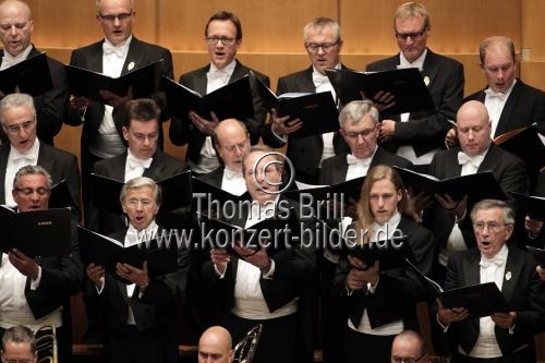 Der Kölner Männer-Gesang-Verein gastiert in Begleitung der Bergische Symphoniker unter der Leitung des österreichischen Dirigenten Bernhard Steiner mit ihrem Programm 