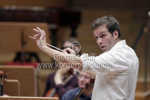 Deutsche Dirigent Dirk Kaftan leitet das Gürzenich Orchester Köln in der Philharmonie Köln (&copy; Thomas Brill)