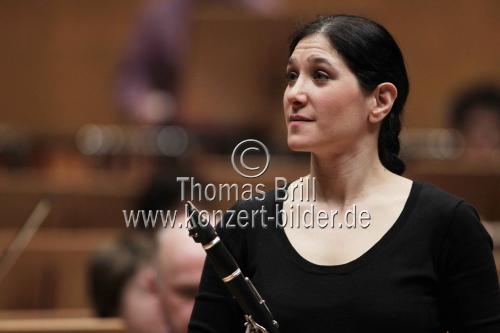 Israelische Klarinettistin Sharon Kam begleitet das Bergen Philharmonic Orchestra unter der Leitung des russischen Dirigenten Daniel Raiskin in der Philharmonie Köln (© Thomas Brill)