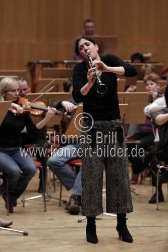 Israelische Klarinettistin Sharon Kam begleitet das Bergen Philharmonic Orchestra unter der Leitung des russischen Dirigenten Daniel Raiskin in der Philharmonie Köln (&copy; Thomas Brill)