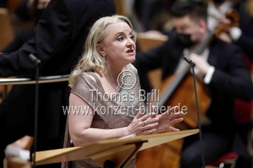 Die Sopranistin Natalie Karl singt in Begleitung der Nordwestdeutsche Philharmonie unter der Leitung des österreichischen Dirigenten Ernst Theis in der Kölner Philharmonie (&copy; Thomas Brill)