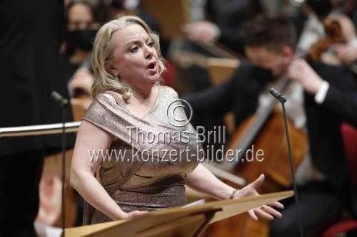 Die Sopranistin Natalie Karl singt in Begleitung der Nordwestdeutsche Philharmonie unter der Leitung des österreichischen Dirigenten Ernst Theis in der Kölner Philharmonie (&copy; Thomas Brill)