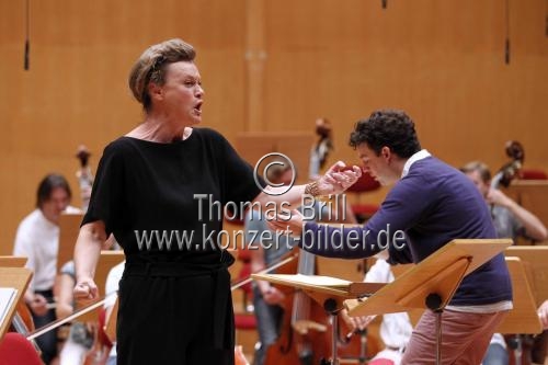 Bulgarischer Mezzosopran Vesselina Kasarova begleitet das Gürzenich-Orchester Köln unter der Leitung des amerikanischen Dirigenten James Gaffigan in der Philharmonie Köln (© Thomas Brill)