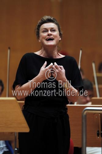 Bulgarischer Mezzosopran Vesselina Kasarova begleitet das Gürzenich-Orchester Köln unter der Leitung des amerikanischen Dirigenten James Gaffigan in der Philharmonie Köln (© Thomas Brill)