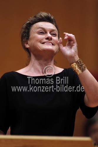 Bulgarischer Mezzosopran Vesselina Kasarova begleitet das Gürzenich-Orchester Köln unter der Leitung des amerikanischen Dirigenten James Gaffigan in der Philharmonie Köln (&copy; Thomas Brill)