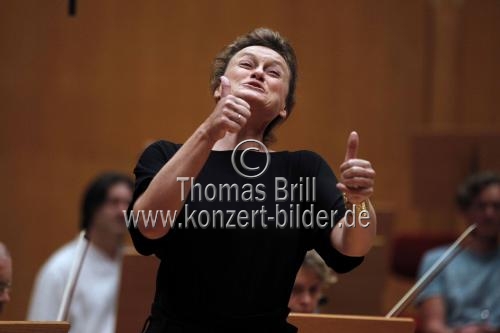 Bulgarischer Mezzosopran Vesselina Kasarova begleitet das Gürzenich-Orchester Köln unter der Leitung des amerikanischen Dirigenten James Gaffigan in der Philharmonie Köln (&copy; Thomas Brill)