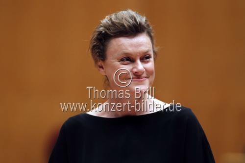 Bulgarischer Mezzosopran Vesselina Kasarova begleitet das Gürzenich-Orchester Köln unter der Leitung des amerikanischen Dirigenten James Gaffigan in der Philharmonie Köln (© Thomas Brill)