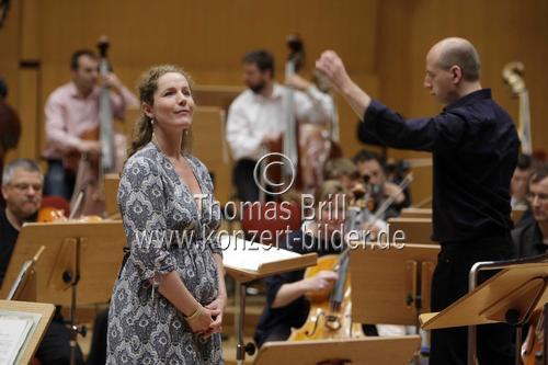Deutsche Sopranistin Michaela Kaune begleitet das hr-Sinfonieorchester unter der Leitung von Paavo Järvi in der Philharmonie Köln (© Thomas Brill)