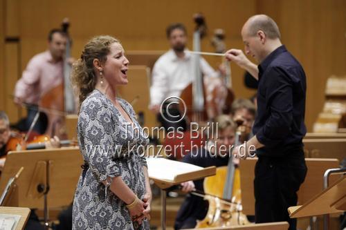 Deutsche Sopranistin Michaela Kaune begleitet das hr-Sinfonieorchester unter der Leitung von Paavo Järvi in der Philharmonie Köln (© Thomas Brill)
