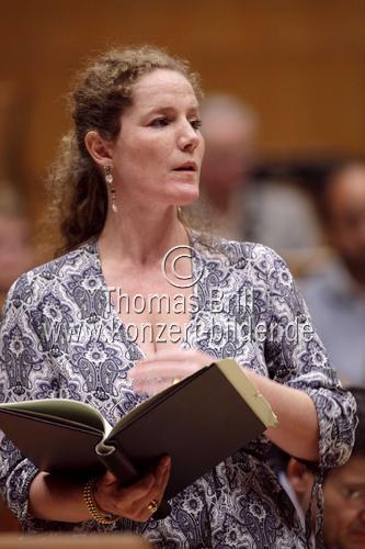Deutsche Sopranistin Michaela Kaune begleitet das hr-Sinfonieorchester unter der Leitung von Paavo Järvi in der Philharmonie Köln (© Thomas Brill)