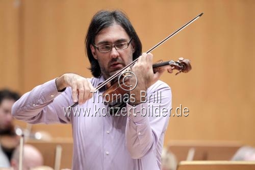 Griechischer Violinist Leonidas gastiert in Begleitung des Königlichen Concertgebouworchester Amsterdam unter der Leitung des lettischen Dirigenten Mariss Jansons in der Philharmonie Köln (&copy; Thomas Brill)