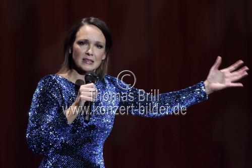 Deutsche Komikerin Carolin Kebekus moderiert die 1LIVE Köln Comedy Nacht XXL beim 23. Köln Comedy Festival in der Lanxess-Arena Köln (&copy; Thomas Brill)