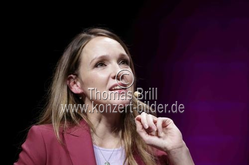 Deutsche Komikerin Carolin Kebekus spricht mit der deutschen Moderatorin Sabine Heinrich bei „Ich will den Finger in die Wunde legen“ über Frauen an der Spitze im Musical Dome Köln (© Thomas Brill)