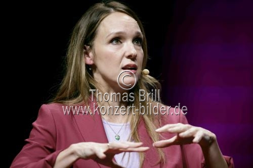 Deutsche Komikerin Carolin Kebekus spricht mit der deutschen Moderatorin Sabine Heinrich bei „Ich will den Finger in die Wunde legen“ über Frauen an der Spitze im Musical Dome Köln (© Thomas Brill)