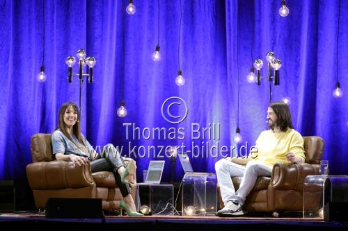 Deutsche Komikerin Carolin Kebekus und ihr Bruder David Kebekus lassen in ihrem 38. und letzten Podcast „Kebekus - was warum wie war“ im E-Werk Köln ihre Jugend Revue live im Kölner E-Werk passieren  (&copy; Thomas Brill)