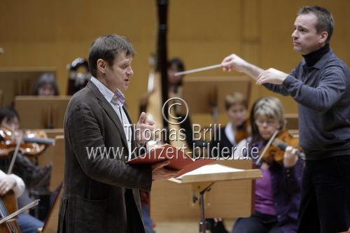 Englischer Dirigent Jonathan Nott leitet die Bamberger Symphoniker-Bayerische Staatsphilharmonie in Begleitung des britischen Bariton Simon Keenlyside in der Philharmonie Köln (© Thomas Brill)