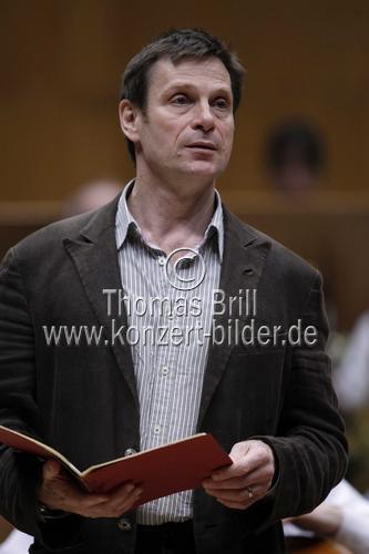 Englischer Dirigent Jonathan Nott leitet die Bamberger Symphoniker-Bayerische Staatsphilharmonie in Begleitung des britischen Bariton Simon Keenlyside in der Philharmonie Köln (© Thomas Brill)