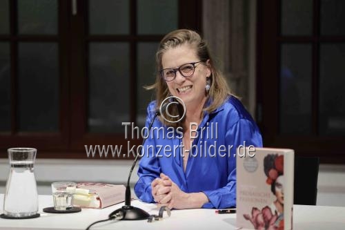 Deutsche Schriftstellerinnen Sandra Kegel und Sabine Küchler stellen ihre 