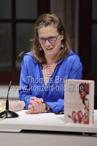 Deutsche Schriftstellerinnen Sandra Kegel und Sabine Küchler stellen ihre 