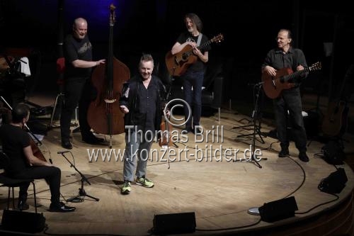 Britischer Violinist Nigel Kennedy gastiert mit Peter Adams (Violoncello), Piotr Kulakowski (Kontrabass), Rolf Bussalb (Gitarre) und Doug Boyle (Gitarre) mit seinem Programm 
