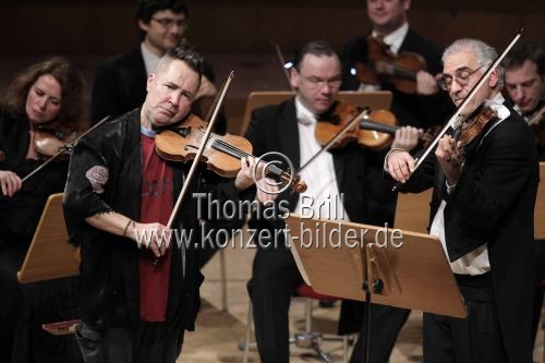 Britischer Violinist Nigel Kennedy leitet die Russische Kammerphilharmonie St. Petersburg in der Philharmonie Köln (© Thomas Brill)