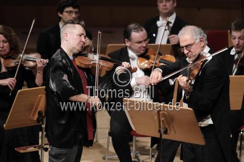 Britischer Violinist Nigel Kennedy leitet die Russische Kammerphilharmonie St. Petersburg in der Philharmonie Köln (© Thomas Brill)