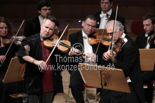 Britischer Violinist Nigel Kennedy leitet die Russische Kammerphilharmonie St. Petersburg in der Philharmonie Köln (© Thomas Brill)