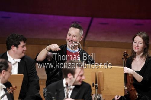 Britischer Violinist Nigel Kennedy leitet die Russische Kammerphilharmonie St. Petersburg in der Philharmonie Köln (&copy; Thomas Brill)