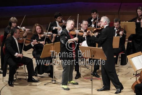 Britischer Violinist Nigel Kennedy leitet die Russische Kammerphilharmonie St. Petersburg in der Philharmonie Köln (© Thomas Brill)