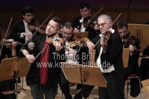 Britischer Violinist Nigel Kennedy leitet die Russische Kammerphilharmonie St. Petersburg in der Philharmonie Köln (&copy; Thomas Brill)