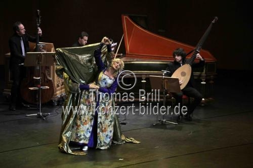 Deutsche Sopranistin Simone Kermes gastiert in Begleitung der La Magnifica Comunità unter der Leitung des italienischen Konzertmeisters und Violinisten Enrico Casazza in der Philharmonie Köln (&copy; Thomas Brill)