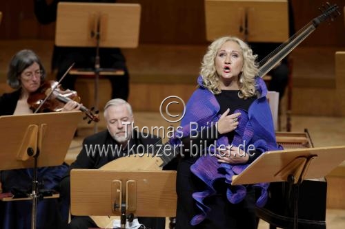 Deutsche Sopranistin Simone Kermes gastiert in Begleitung des Concerto Köln unter der Leitung des des Konzertmeisters Emilio Percan mit dem Programm 