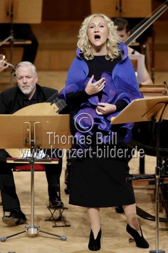 Deutsche Sopranistin Simone Kermes gastiert in Begleitung des Concerto Köln unter der Leitung des des Konzertmeisters Emilio Percan mit dem Programm 
