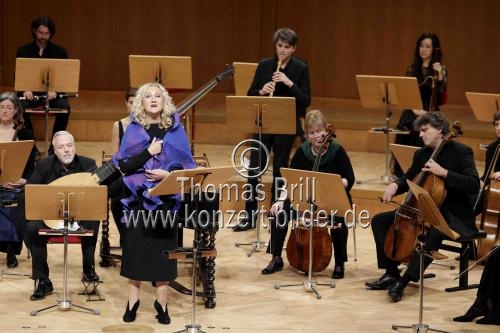 Deutsche Sopranistin Simone Kermes gastiert in Begleitung des Concerto Köln unter der Leitung des des Konzertmeisters Emilio Percan mit dem Programm 