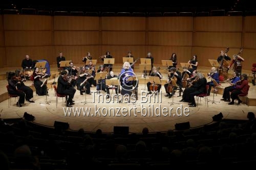 Deutsche Sopranistin Simone Kermes gastiert in Begleitung des Concerto Köln unter der Leitung des des Konzertmeisters Emilio Percan mit dem Programm 