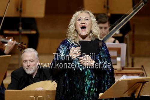 Deutsche Sopranistin Simone Kermes gastiert in Begleitung des Concerto Köln unter der Leitung des des Konzertmeisters Emilio Percan mit dem Programm 