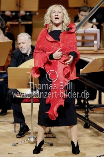 Deutsche Sopranistin Simone Kermes gastiert in Begleitung des Concerto Köln unter der Leitung des des Konzertmeisters Emilio Percan mit dem Programm 