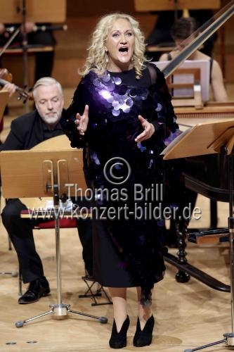 Deutsche Sopranistin Simone Kermes gastiert in Begleitung des Concerto Köln unter der Leitung des des Konzertmeisters Emilio Percan mit dem Programm 
