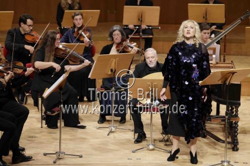 Deutsche Sopranistin Simone Kermes gastiert in Begleitung des Concerto Köln unter der Leitung des des Konzertmeisters Emilio Percan mit dem Programm 