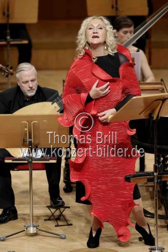 Deutsche Sopranistin Simone Kermes gastiert in Begleitung des Concerto Köln unter der Leitung des des Konzertmeisters Emilio Percan mit dem Programm 