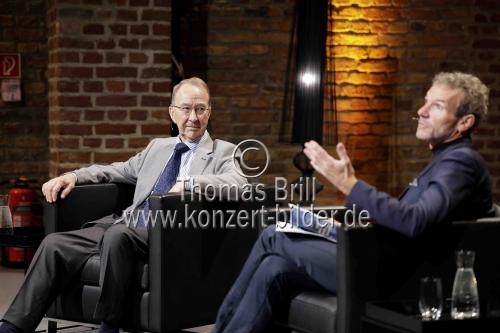 Britische Historiker Sir Ian Kershaw und der deutsche Journalist Joachim Frank diskutieren über den Einfluß des Einzelnen auf die Geschichte Europas im Rahmen der lit.Cologne Spezial in den Balloni-Hallen Köln (&copy; Thomas Brill)
