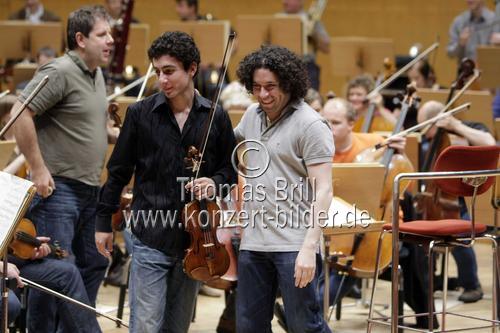 Venezolanischer Dirigent Gustavo Dudamel leitet die Göteborgs Symfoniker in Begleitung des armenischen Violinisten Sergey Khachatryan in der Philharmonie Köln (&copy; Thomas Brill)