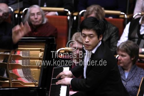 Südkoreanische Pianist Sunwook Kim gastiert in Begleitung des Gürzenich-Orchester Köln unter der Leitung des deutsche Dirigenten Michael Sanderling in der Philharmonie Köln (&copy; Thomas Brill)