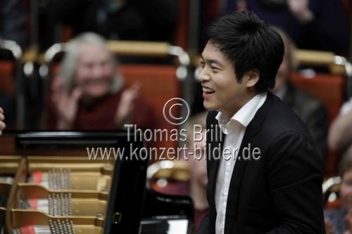 Südkoreanische Pianist Sunwook Kim gastiert in Begleitung des Gürzenich-Orchester Köln unter der Leitung des deutsche Dirigenten Michael Sanderling in der Philharmonie Köln (&copy; Thomas Brill)