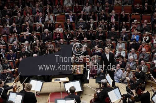 Südkoreanische Pianist Sunwook Kim gastiert in Begleitung des Gürzenich-Orchester Köln unter der Leitung des deutsche Dirigenten Michael Sanderling in der Philharmonie Köln (&copy; Thomas Brill)