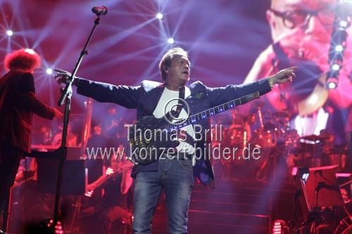 Britische Musiker Mark King gastiert bei der Night of the Proms 2013 in der Lanxess-Arena Köln (© Thomas Brill)