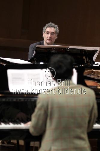 Die Pianisten Kit Armstrong, Ragna Schirmer, Matthias Kirschnereit, Andrea Lucchesini begleiten das Bach Collegium München unter der Leitung des deutschen Violinisten Florian Sonnleitner in der Philharmonie Köln (© Thomas Brill)