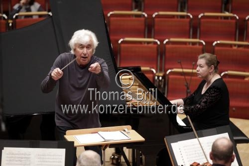Russische Dirigent Dmitrij Kitajenko leitet das Gürzenich-Orchester Köln in Begeitung der russischen Pianistin Lilya Zilberstein in der Philharmonie Köln (&copy; Thomas Brill)